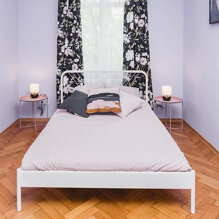 Modern Urban Escape - Old Town Apartment - By Upstairs Krakau Exterior foto
